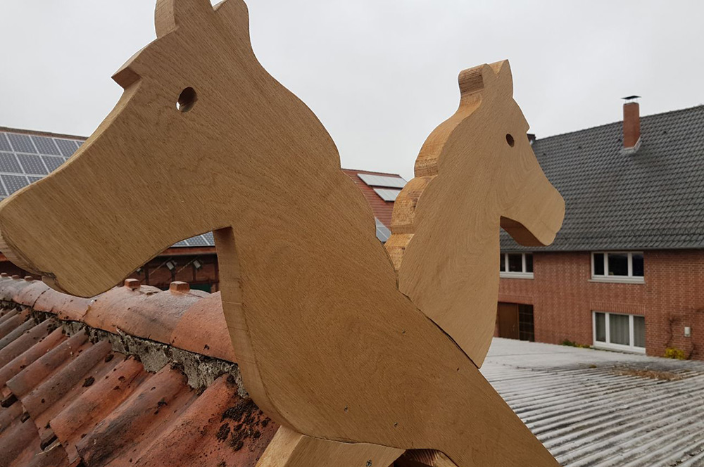 Pferdeköpfe auf einem Giebel gebaut von Thorsten Stielau aus Wolfsburg